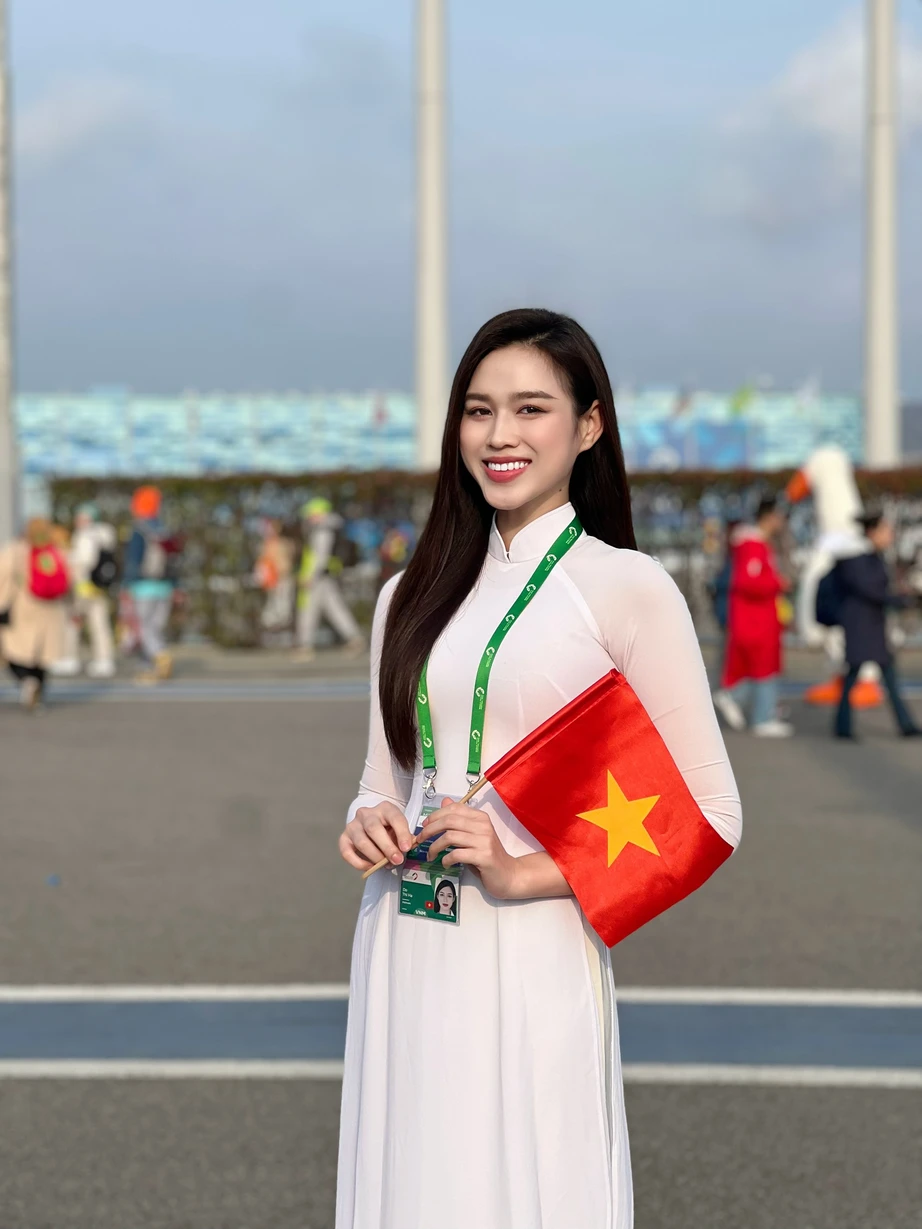 Đỗ Thị H&agrave; diện &aacute;o d&agrave;i tại Li&ecirc;n hoan Thanh ni&ecirc;n thế giới 2024 ở Nga- Ảnh 1.