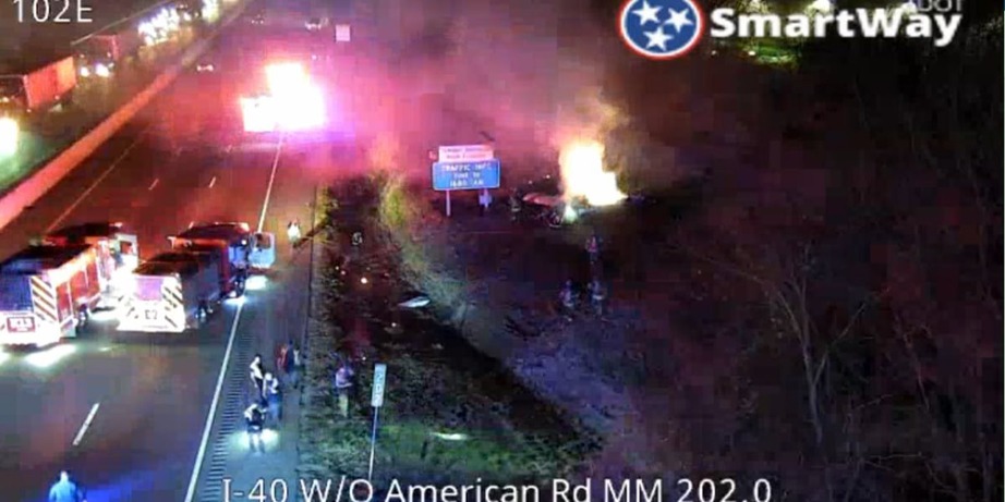 Máy bay Mỹ rơi ngay sát cao tốc, toàn bộ hành khách thiệt mạng- Ảnh 2. Máy bay Mỹ rơi ngay sát cao tốc, toàn bộ hành khách thiệt mạng- Ảnh 2.