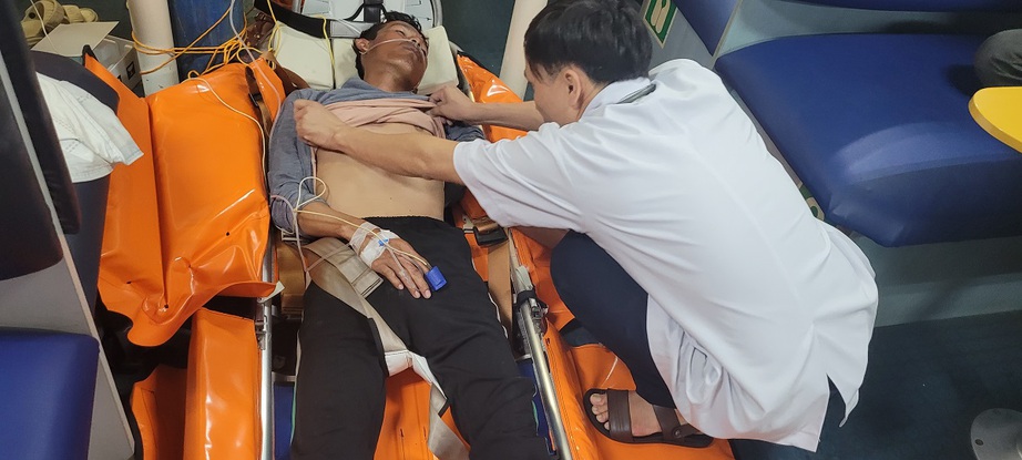 Xuy&ecirc;n đ&ecirc;m cứu nạn ngư d&acirc;n nguy kịch tr&ecirc;n v&ugrave;ng biển Ho&agrave;ng Sa- Ảnh 1.