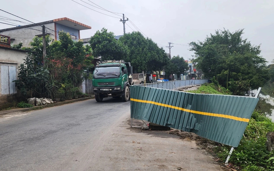 Th&aacute;i B&igrave;nh: Xuất hiện điểm sạt lở d&agrave;i, thường xảy ra tai nạn tr&ecirc;n đường li&ecirc;n huyện- Ảnh 1.
