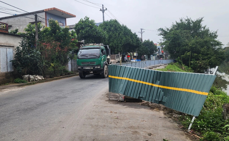 Th&aacute;i B&igrave;nh: Xuất hiện điểm sạt lở d&agrave;i, thường xảy ra tai nạn tr&ecirc;n đường li&ecirc;n huyện- Ảnh 9.