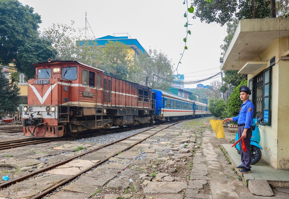 Nhọc nhằn nghề g&aacute;c an to&agrave;n ở ga t&agrave;u- Ảnh 2.