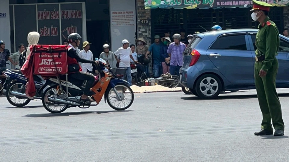 Xe m&aacute;y va chạm với xe tải, 1 người tử vong tại chỗ- Ảnh 1.