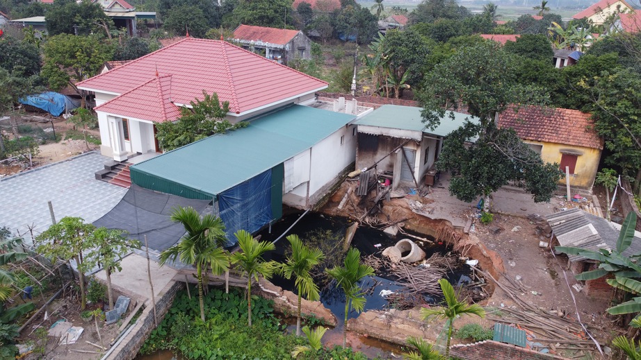 Sẽ bố tr&iacute; t&aacute;i định cư cho những hộ sống b&ecirc;n miệng "hố tử thần" ở Quảng Ninh- Ảnh 1.