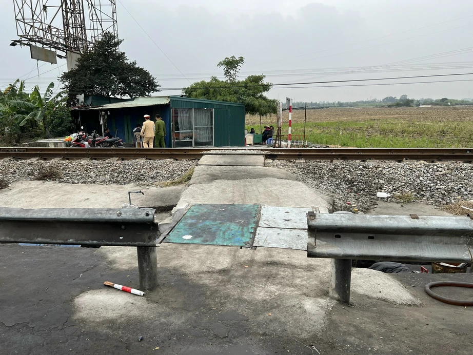Khởi tố người đ&agrave;n &ocirc;ng tự mở lối ngang qua đường sắt g&acirc;y TNGT chết người- Ảnh 1.