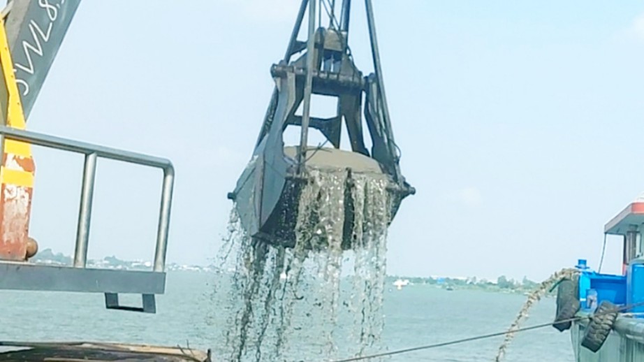 Bắt đầu khai th&aacute;c mỏ c&aacute;t thứ ba ở An Giang phục vụ cao tốc Cần Thơ - C&agrave; Mau - Ảnh 2.