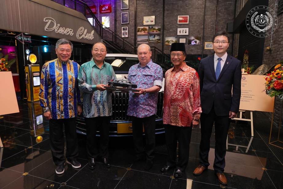 Quốc vương Malaysia trở th&agrave;nh người đầu ti&ecirc;n sở hữu xe sang đắt nhất Trung Quốc- Ảnh 11.