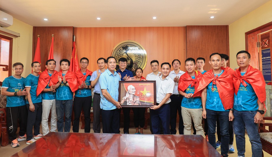 Giải Marathon vì ATGT: Xúc động hình ảnh 10 VĐV chạy tiếp sức về đích tại Điện Biên Phủ- Ảnh 2. Giải Marathon vì ATGT: Xúc động hình ảnh 10 VĐV chạy tiếp sức về đích tại Điện Biên Phủ- Ảnh 2.