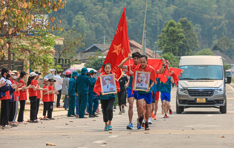 Giải Marathon vì ATGT: Xúc động hình ảnh 10 VĐV chạy tiếp sức về đích tại Điện Biên Phủ- Ảnh 1. Giải Marathon vì ATGT: Xúc động hình ảnh 10 VĐV chạy tiếp sức về đích tại Điện Biên Phủ- Ảnh 1.