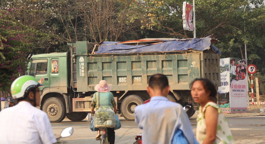 Xe tải chở đất lắp th&ecirc;m nắp chắn th&ugrave;ng h&agrave;ng c&oacute; được đăng kiểm?- Ảnh 1.