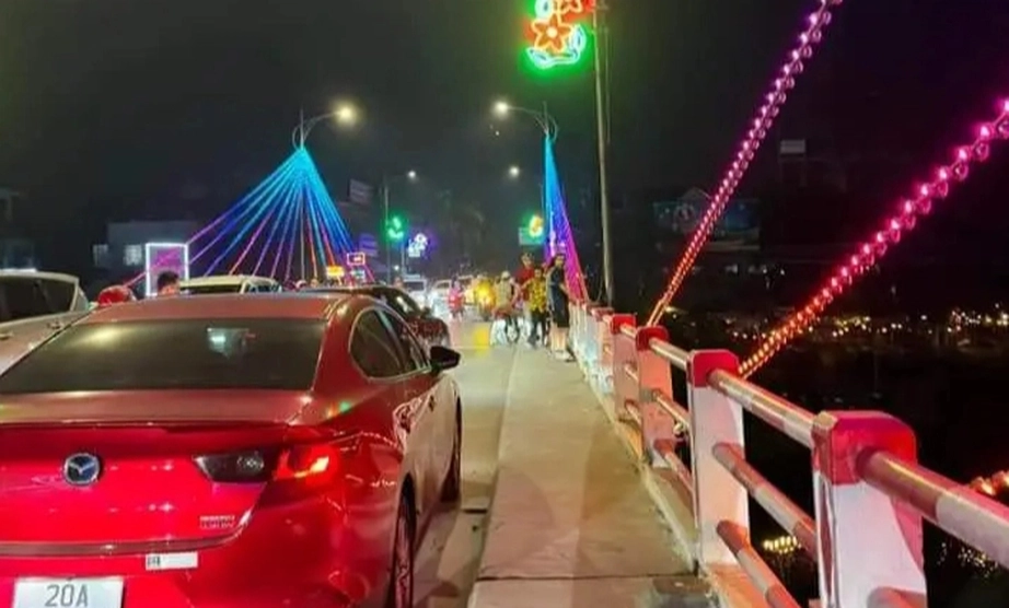 C&ocirc; g&aacute;i bất ngờ dừng &ocirc; t&ocirc; nhảy xuống s&ocirc;ng Cầu, bạn trai nhảy xuống cứu bất th&agrave;nh- Ảnh 1.