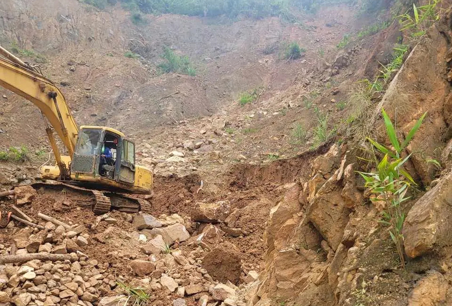 Vụ sông Nậm Tôn bất ngờ chuyển màu vàng đục: Phát hiện hầm lò khai thác quặng trái phép- Ảnh 2. Vụ sông Nậm Tôn bất ngờ chuyển màu vàng đục: Phát hiện hầm lò khai thác quặng trái phép- Ảnh 2.