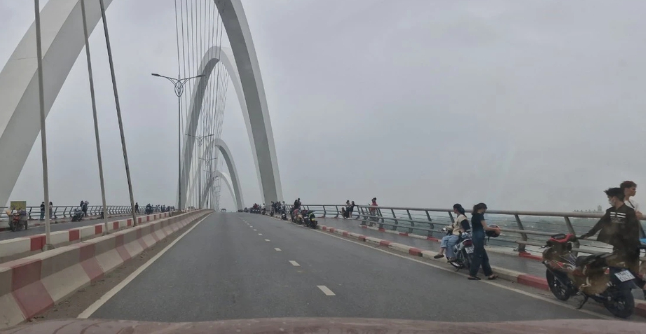Bắc Ninh: Người d&acirc;n dừng đỗ, ngắm cảnh g&acirc;y mất ATGT tr&ecirc;n cầu Kinh Dương Vương- Ảnh 1.