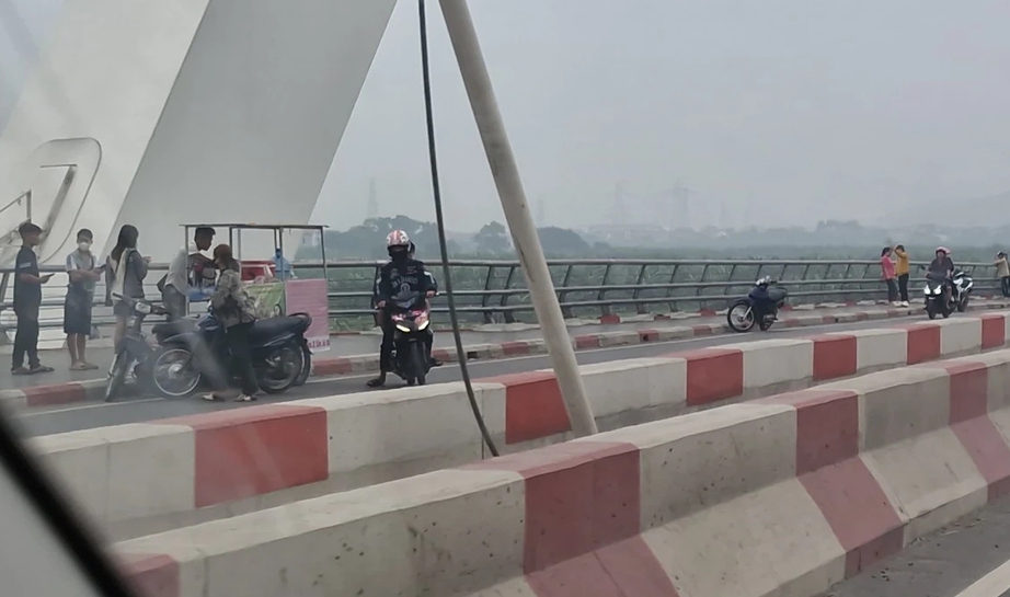 Bắc Ninh: Người d&acirc;n dừng đỗ, ngắm cảnh g&acirc;y mất ATGT tr&ecirc;n cầu Kinh Dương Vương- Ảnh 3.