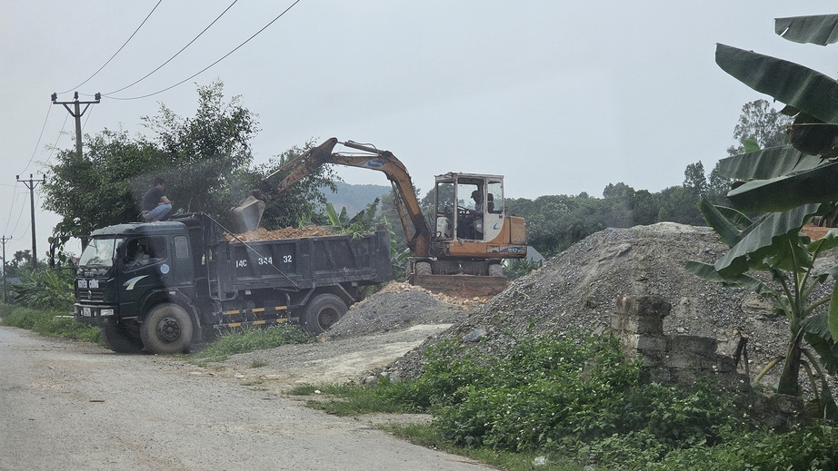 Kỳ Sơn, Hải Ph&ograve;ng: Thi nhau kho&eacute;t trộm n&uacute;i đồi lấy đất- Ảnh 1.