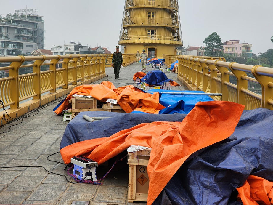 Cận cảnh trận địa ph&aacute;o hoa dịp lễ hội Giỗ Tổ H&ugrave;ng Vương- Ảnh 2.