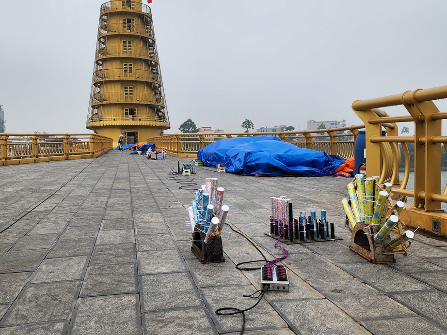 Cận cảnh trận địa ph&aacute;o hoa dịp lễ hội Giỗ Tổ H&ugrave;ng Vương- Ảnh 5.