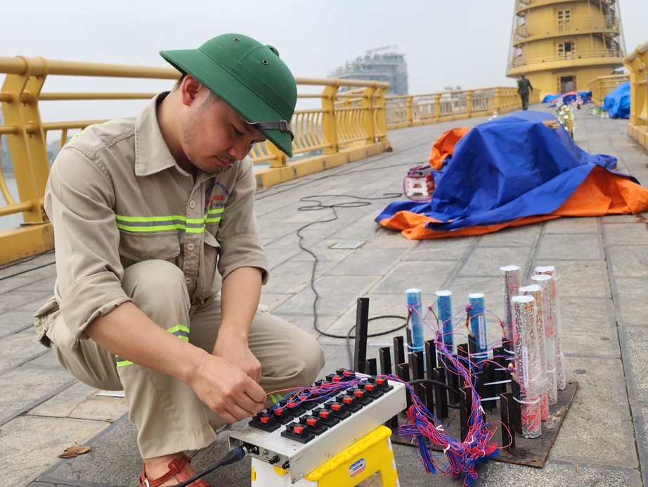 Cận cảnh trận địa ph&aacute;o hoa dịp lễ hội Giỗ Tổ H&ugrave;ng Vương- Ảnh 3.