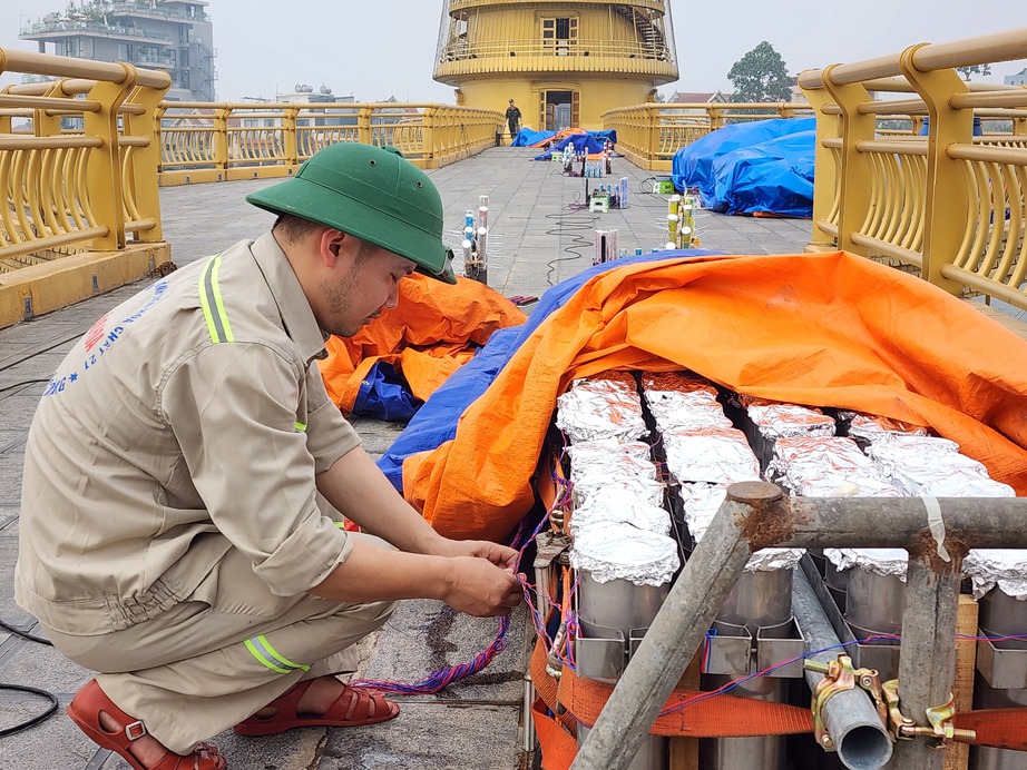 Cận cảnh trận địa ph&aacute;o hoa dịp lễ hội Giỗ Tổ H&ugrave;ng Vương- Ảnh 7.