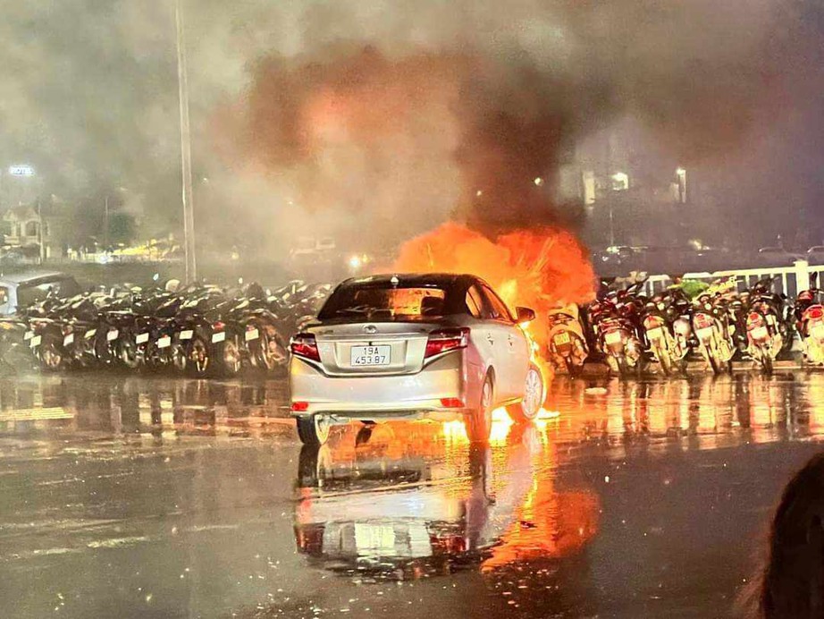 &Ocirc; t&ocirc; bất ngờ bốc ch&aacute;y trước giờ bắn ph&aacute;o hoa ở Lễ hội Đền H&ugrave;ng- Ảnh 1.