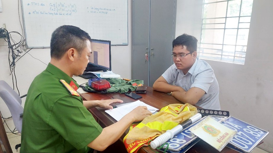 Điều tra thanh ni&ecirc;n ở Đồng Th&aacute;p giả danh c&ocirc;ng an, giữ 3 biển số &ocirc; t&ocirc; m&agrave;u xanh- Ảnh 1.