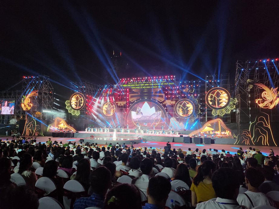 Ngh&igrave;n người chen ch&acirc;n ở lễ hội Hoa Lư, kỷ niệm 1.100 năm ng&agrave;y sinh Đinh Ti&ecirc;n Ho&agrave;ng Đế- Ảnh 1.