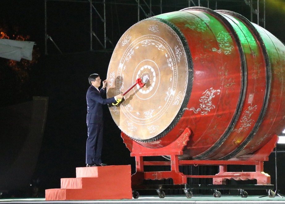 Ngh&igrave;n người chen ch&acirc;n ở lễ hội Hoa Lư, kỷ niệm 1.100 năm ng&agrave;y sinh Đinh Ti&ecirc;n Ho&agrave;ng Đế- Ảnh 6.