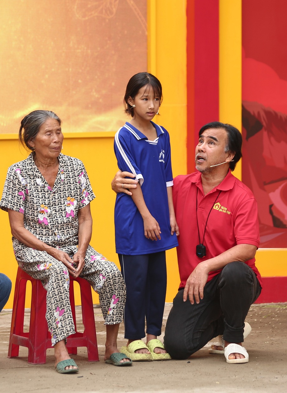 Xót hoàn cảnh em nhỏ mồ côi cha, Quyền Linh làm điều ý nghĩa- Ảnh 1. Xót hoàn cảnh em nhỏ mồ côi cha, Quyền Linh làm điều ý nghĩa- Ảnh 1.