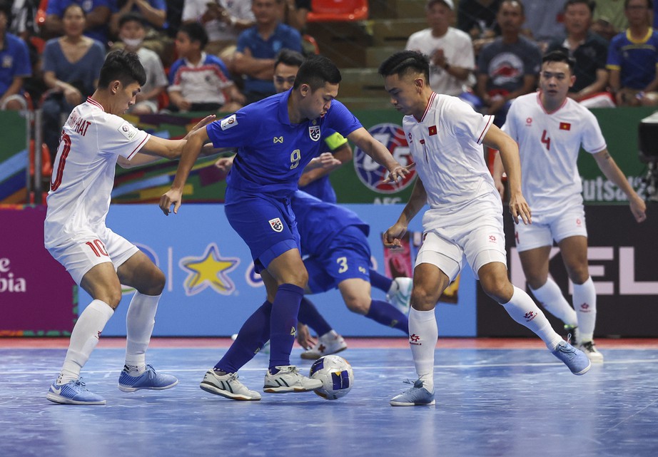 Futsal ch&acirc;u &Aacute; 2024: Thua s&aacute;t n&uacute;t Th&aacute;i Lan, tuyển Việt Nam vẫn hi&ecirc;n ngang tiến v&agrave;o tứ kết- Ảnh 1.