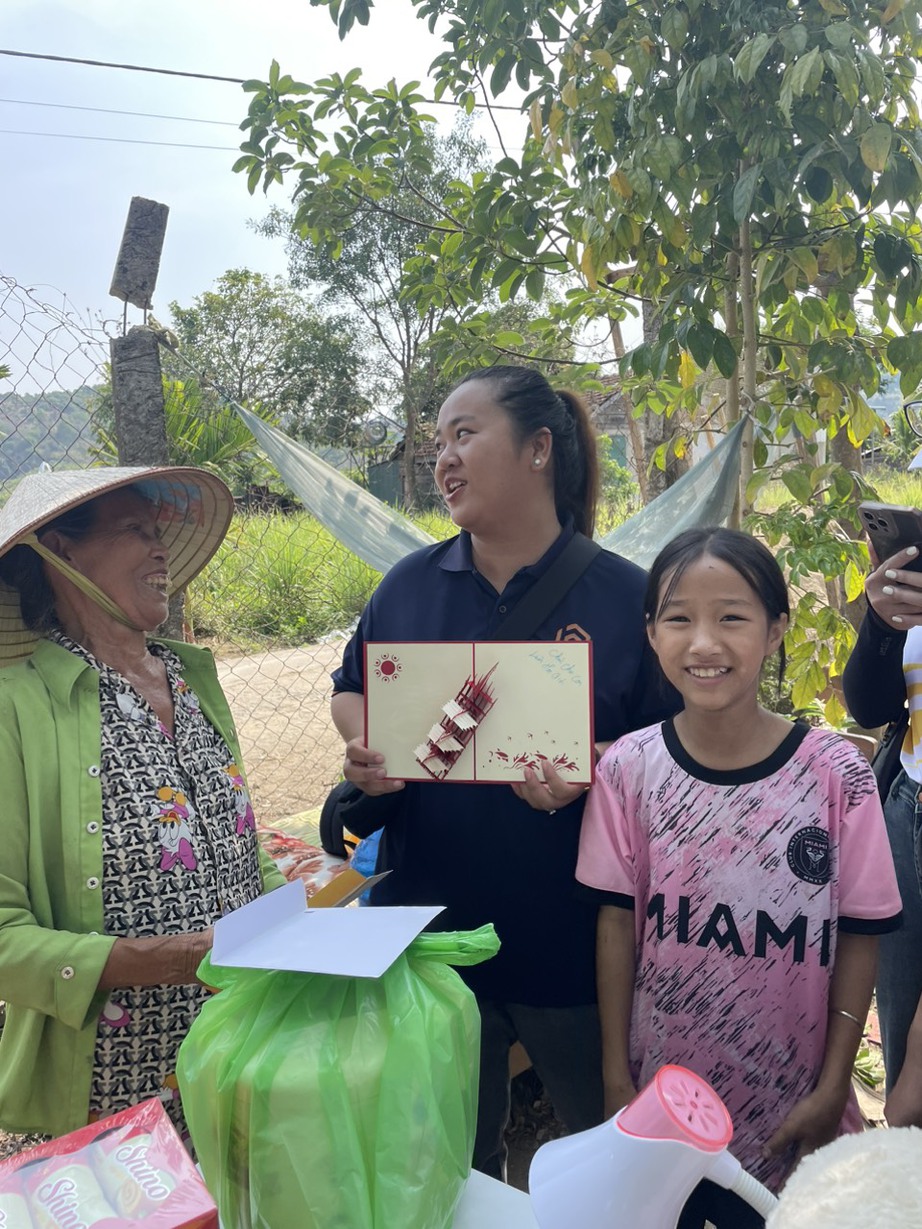 Xót hoàn cảnh em nhỏ mồ côi cha, Quyền Linh làm điều ý nghĩa- Ảnh 3. Xót hoàn cảnh em nhỏ mồ côi cha, Quyền Linh làm điều ý nghĩa- Ảnh 3.