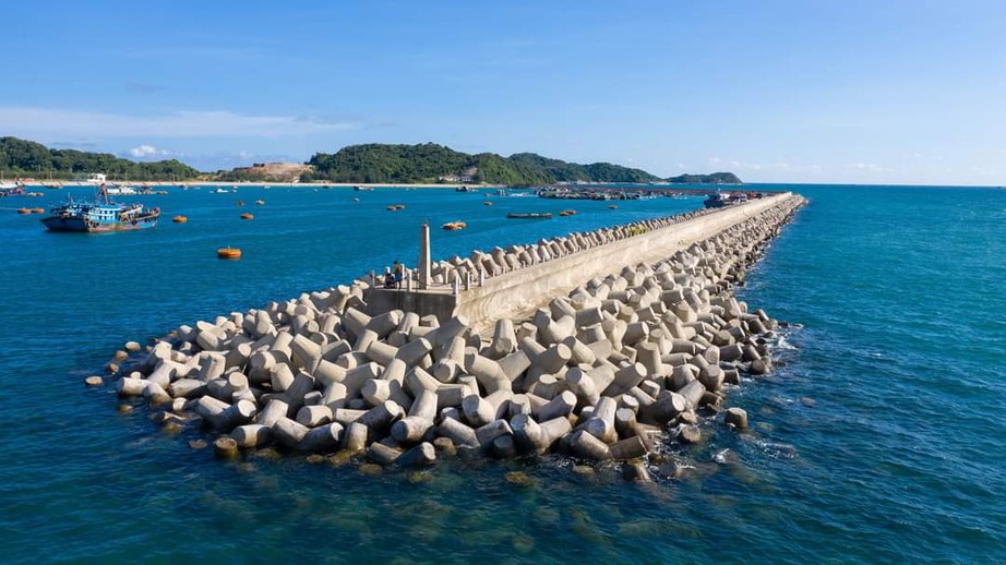 Quảng Ninh cứu hộ 8 ngư d&acirc;n tr&ecirc;n t&agrave;u, thuyền bị đắm do gi&ocirc;ng lốc l&uacute;c rạng s&aacute;ng- Ảnh 1.