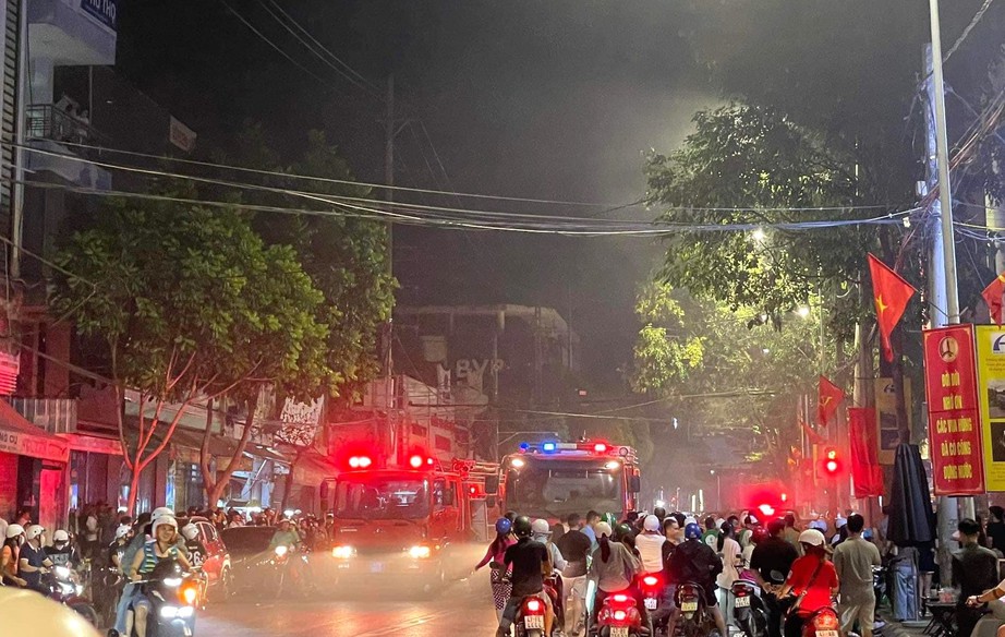 Nghẹt thở giải cứu đ&ocirc;i vợ chồng gi&agrave; mắc kẹt trong căn nh&agrave; bốc ch&aacute;y- Ảnh 1.