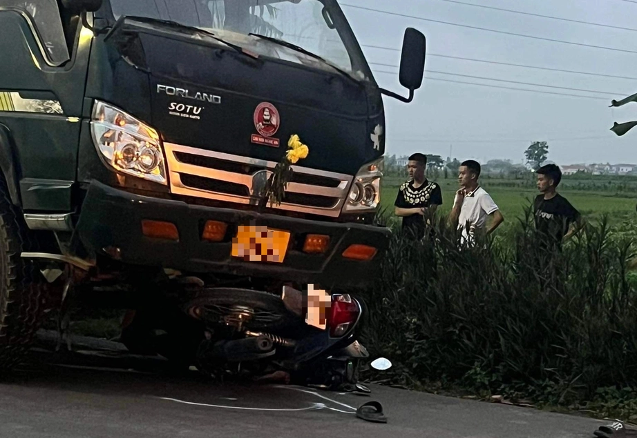 Xe m&aacute;y va chạm xe tải, ch&aacute;u b&eacute; 5 tuổi tử vong thương t&acirc;m- Ảnh 1.