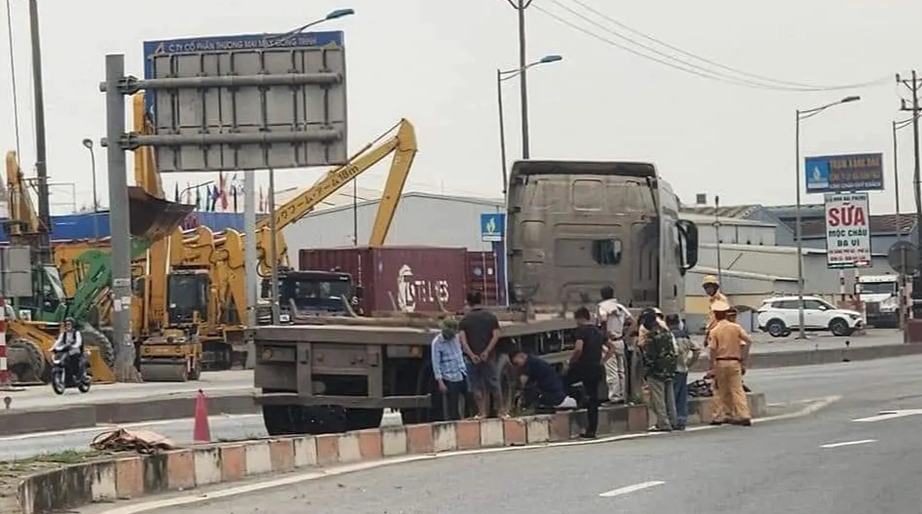 Bị cuốn v&agrave;o gầm &ocirc; t&ocirc; đầu k&eacute;o, nam t&agrave;i xế xe m&aacute;y tử vong- Ảnh 1.