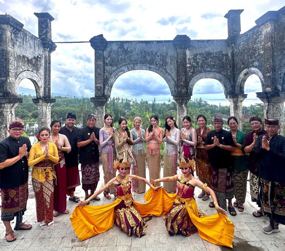 Hai nữ ca sĩ nổi tiếng bất ngờ bị tạm giữ ở nước ngoài- Ảnh 1. Hai nữ ca sĩ nổi tiếng bất ngờ bị tạm giữ ở nước ngoài- Ảnh 1.