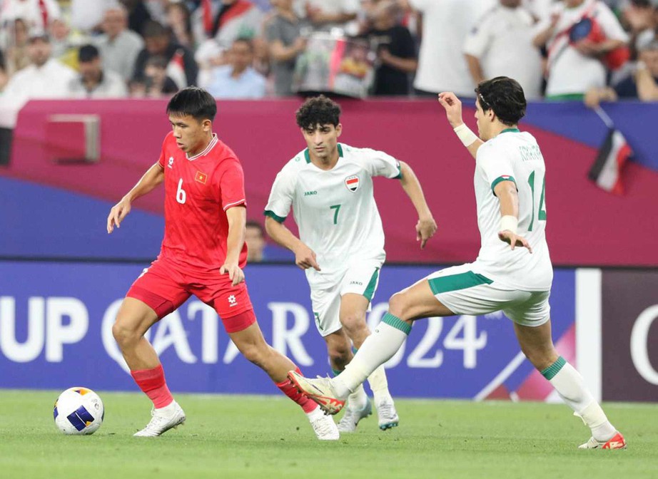 U23 ch&acirc;u &Aacute; 2024: Quan Văn Chuẩn mắc sai lầm kh&oacute; hiểu, U23 Việt Nam thua đau Iraq- Ảnh 1.