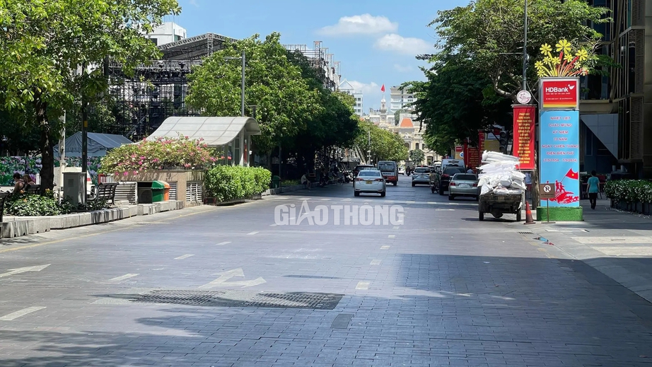 TP.HCM: Xe cộ như n&ecirc;m tr&ecirc;n nhiều tuyến đường trong ng&agrave;y đầu nghỉ lễ- Ảnh 12.