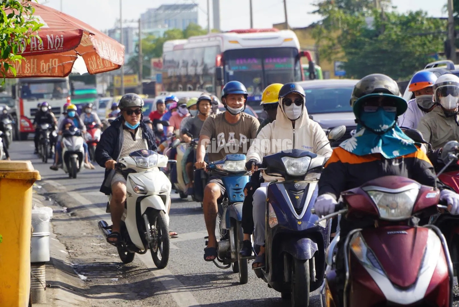 TP.HCM: Xe cộ như n&ecirc;m tr&ecirc;n nhiều tuyến đường trong ng&agrave;y đầu nghỉ lễ- Ảnh 9.