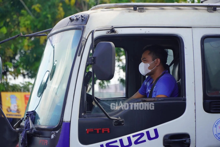 TP.HCM: Xe cộ như n&ecirc;m tr&ecirc;n nhiều tuyến đường trong ng&agrave;y đầu nghỉ lễ- Ảnh 7.