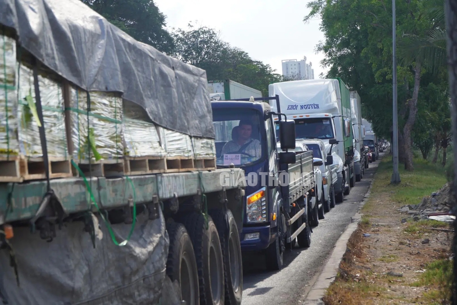TP.HCM: Xe cộ như n&ecirc;m tr&ecirc;n nhiều tuyến đường trong ng&agrave;y đầu nghỉ lễ- Ảnh 6.