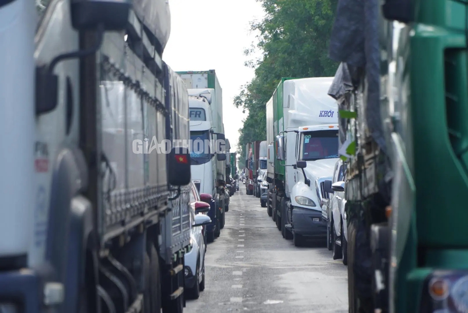TP.HCM: Xe cộ như n&ecirc;m tr&ecirc;n nhiều tuyến đường trong ng&agrave;y đầu nghỉ lễ- Ảnh 5.