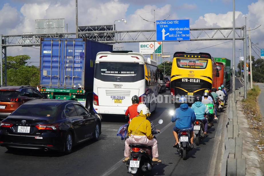 TP.HCM: Xe cộ như n&ecirc;m tr&ecirc;n nhiều tuyến đường trong ng&agrave;y đầu nghỉ lễ- Ảnh 3.