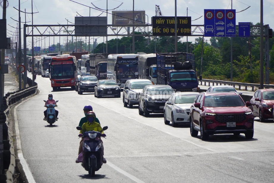 TP.HCM: Xe cộ như n&ecirc;m tr&ecirc;n nhiều tuyến đường trong ng&agrave;y đầu nghỉ lễ- Ảnh 2.