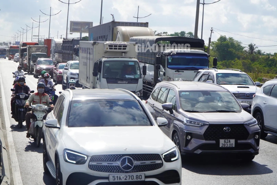TP.HCM: Xe cộ như n&ecirc;m tr&ecirc;n nhiều tuyến đường trong ng&agrave;y đầu nghỉ lễ- Ảnh 1.