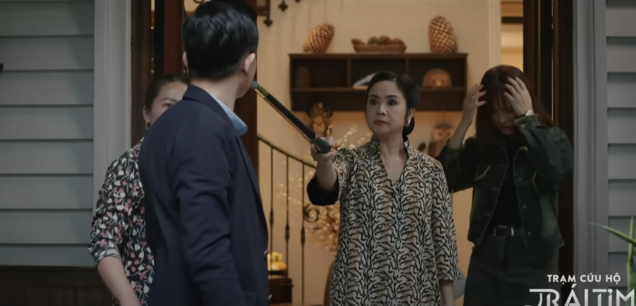 B&agrave; Hạ Lan cầm gậy chỉ thẳng mặt đuổi Nghĩa c&uacute;t khỏi nh&agrave;.
