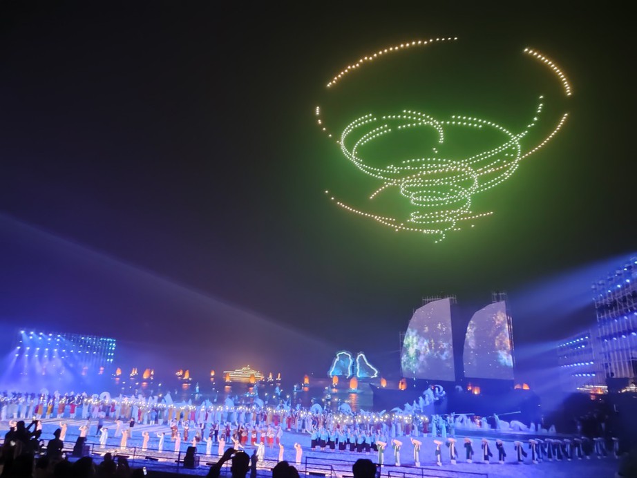 Du kh&aacute;ch ken cứng tr&ecirc;n bờ, b&atilde;i biển ở Quảng Ninh 2 ng&agrave;y đầu dịp nghỉ lễ- Ảnh 3.