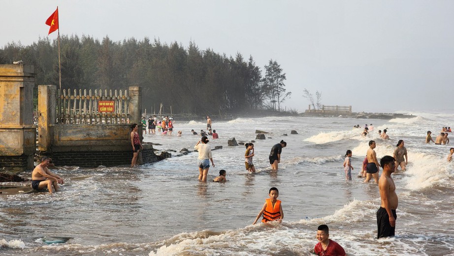 Ng&agrave;y thứ 2 nghỉ lễ: Biển Cồn V&agrave;nh Th&aacute;i B&igrave;nh vắng kh&aacute;ch, giao th&ocirc;ng th&ocirc;ng tho&aacute;ng- Ảnh 4.