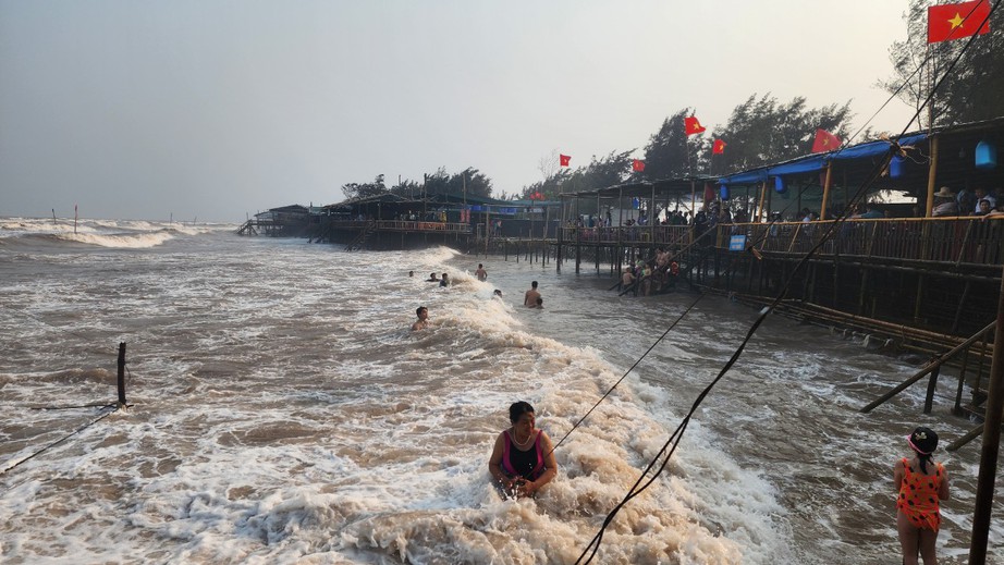 Ng&agrave;y thứ 2 nghỉ lễ: Biển Cồn V&agrave;nh Th&aacute;i B&igrave;nh vắng kh&aacute;ch, giao th&ocirc;ng th&ocirc;ng tho&aacute;ng- Ảnh 1.