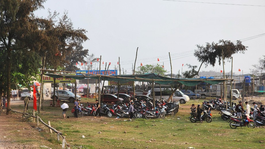 Ng&agrave;y thứ 2 nghỉ lễ: Biển Cồn V&agrave;nh Th&aacute;i B&igrave;nh vắng kh&aacute;ch, giao th&ocirc;ng th&ocirc;ng tho&aacute;ng- Ảnh 7.