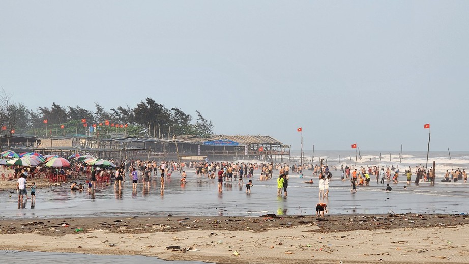 Ng&agrave;y thứ 2 nghỉ lễ: Biển Cồn V&agrave;nh Th&aacute;i B&igrave;nh vắng kh&aacute;ch, giao th&ocirc;ng th&ocirc;ng tho&aacute;ng- Ảnh 11.